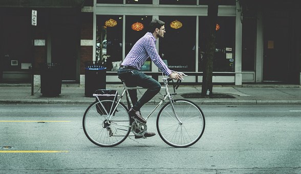 New offence of dangerously overtaking a cyclist to come into force at midnight