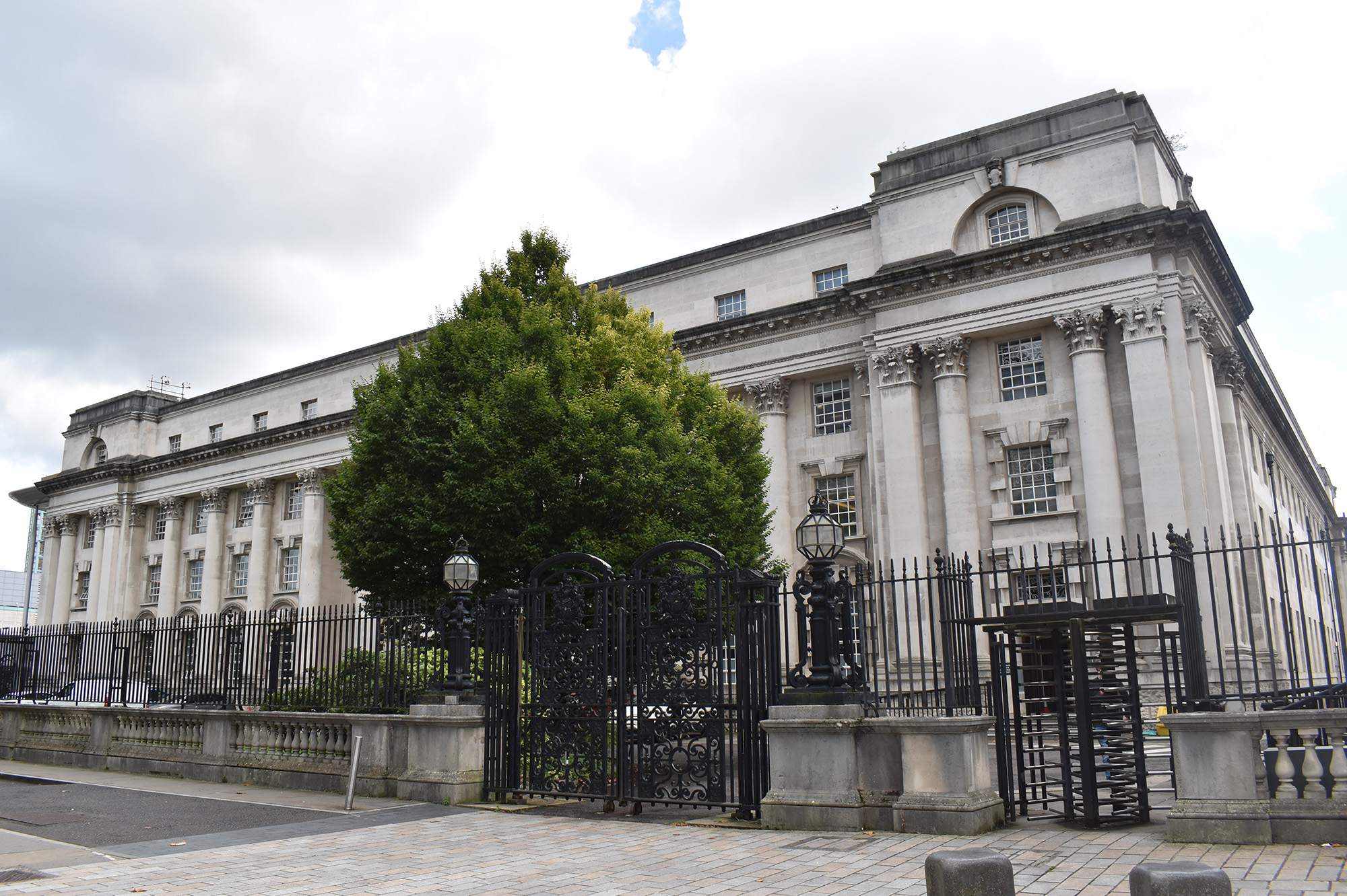 Northern Ireland criminal barristers to end all-out strike